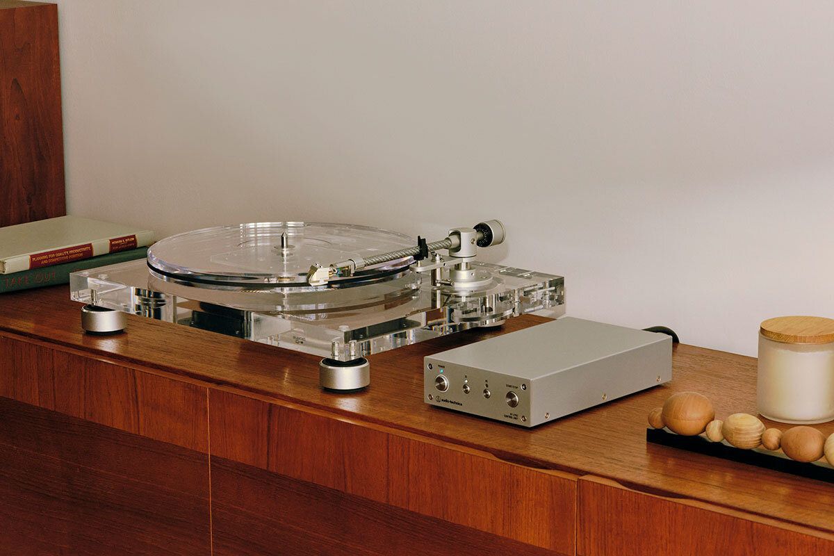 AT-LPA2:20mm厚の透明アクリルプラッター搭載