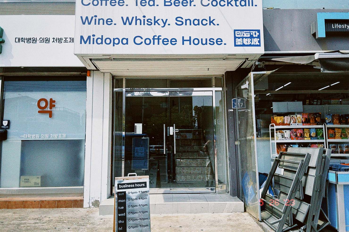 「MiDoPa」は、オルタナティブ・スペース〈新都市〉の共同オーナー／フォトグラファーのユンホくんが2021年に立ち上げたカフェ