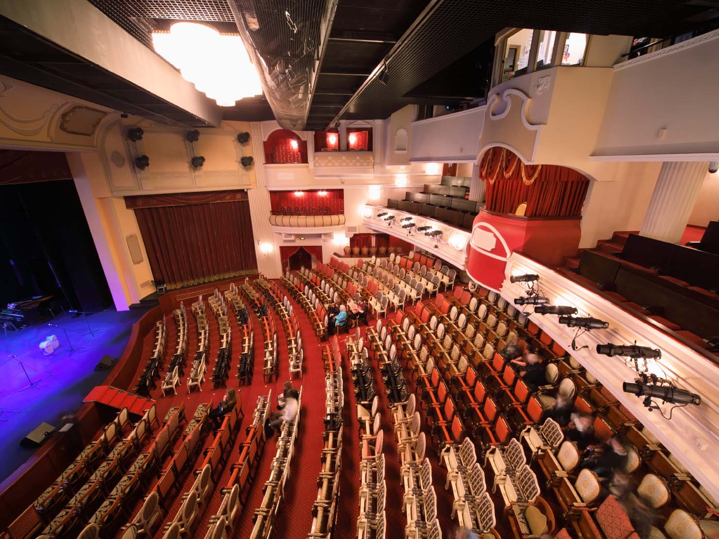 コンサートホール型は舞台も客席も間口が広く扇状に広がった形状のホールで、日本で多く見られるのがこのタイプ