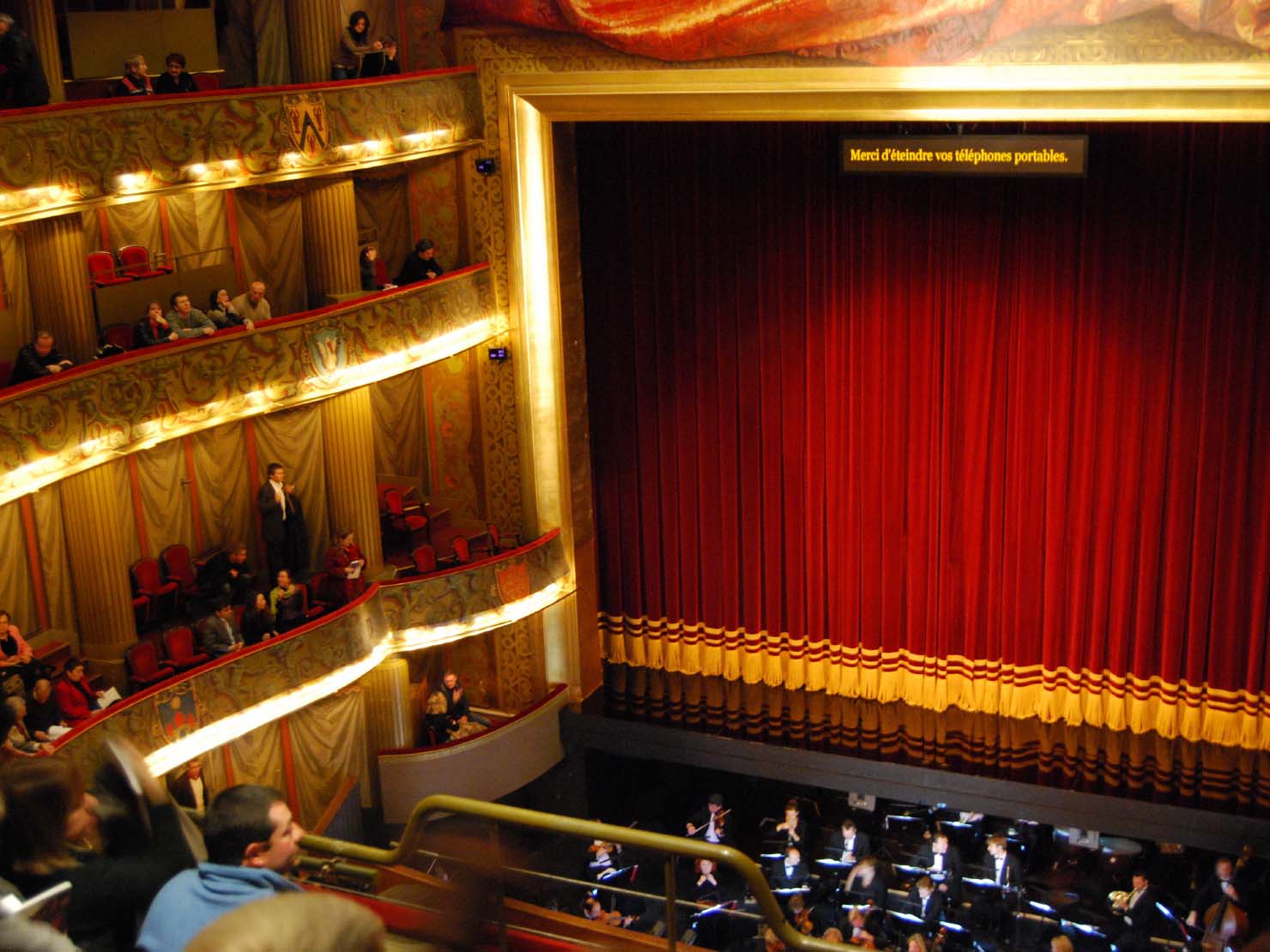オペラの際はオーケストラはオーケストラピットと呼ばれる、舞台手前に設けられた奈落の中（地下的な空間）で演奏しますので、上向きに音が広がります