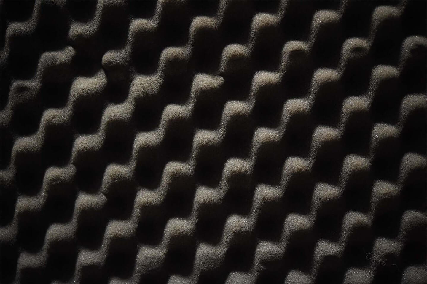 スピーカーの「吸音材」にはどんな役割がある?素材の種類と特徴を専門家が解説【前編】