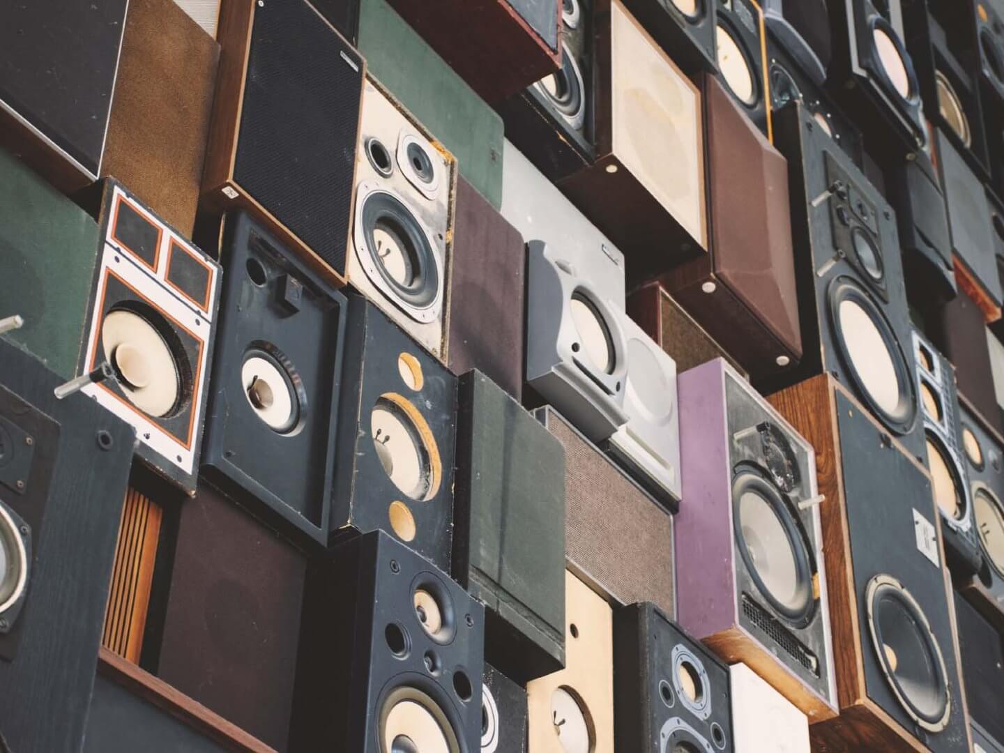 スピーカーの「バスレフ型」や「密閉型」とはどんなもの? エンクロージャーの種類と違いを専門家が解説【後編】