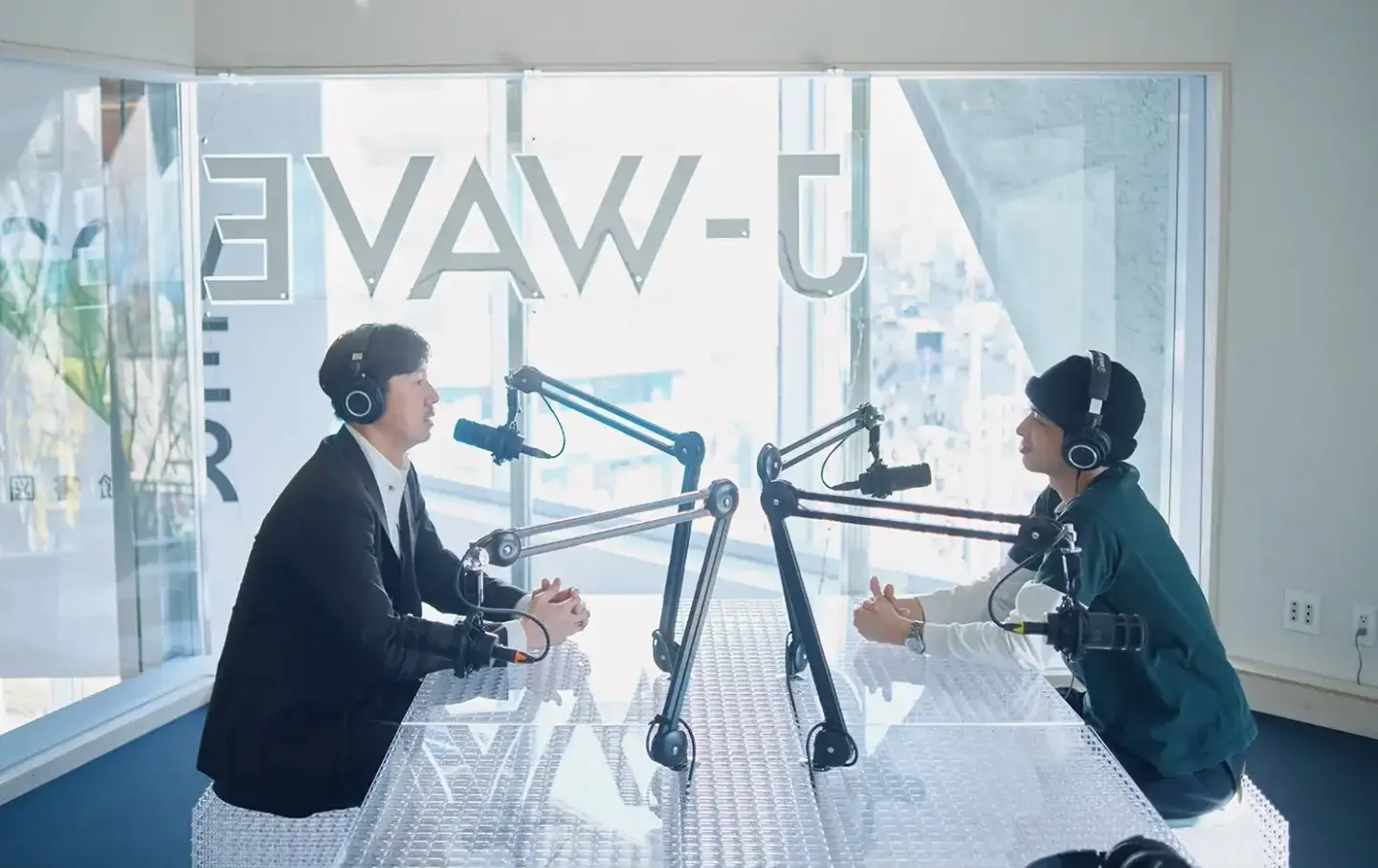 J-WAVEの新スタジオが選んだAT2040<br>〜プロ品質の音声収録を支えるマイク〜